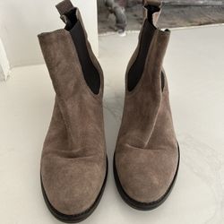Brown suede Chelsea Boots