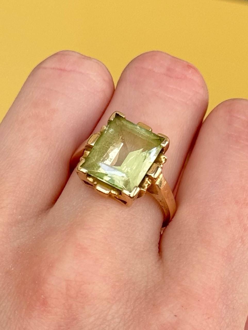 14k yellow gold fashion ring with green stone cushion shape