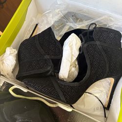 Woman’s shoes size 8.5 Gianni bini