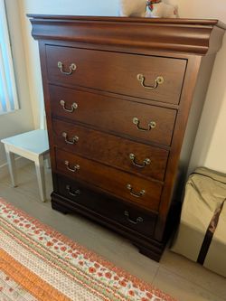 Solid Wood 5-Drawer Dresser – Excellent Condition