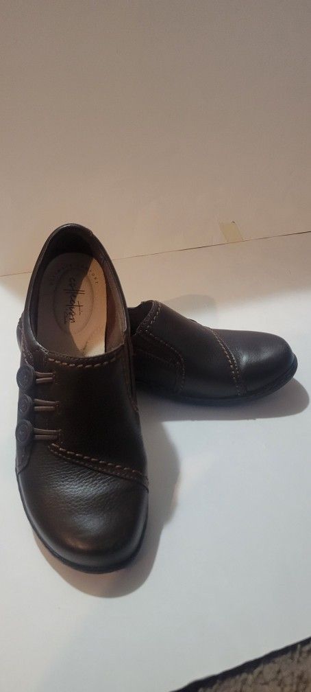 Clarks Collection Womens Size 7.5M Brown Leather 3 Button Slip On Loafers Shoes