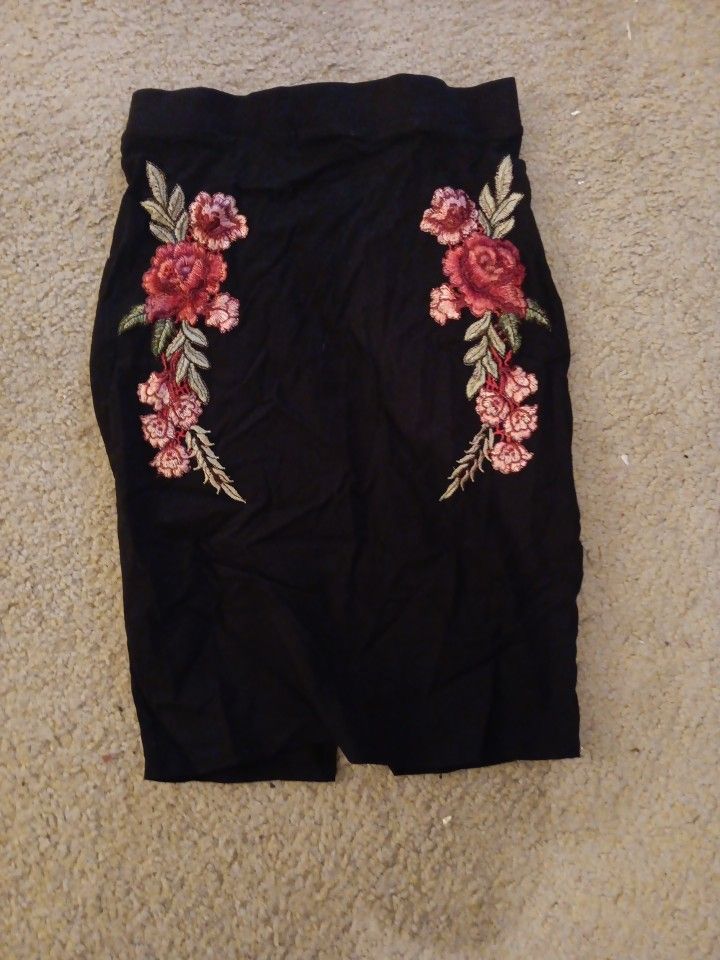 STUNNING NEW  Charlotte Russe Black Y2K MEDIUM 21" floral Pencil Skirt.

