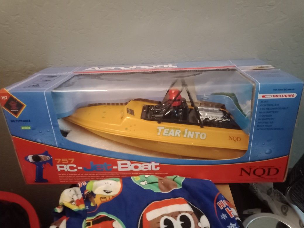 Aeroboat 757 Remote Control Boat