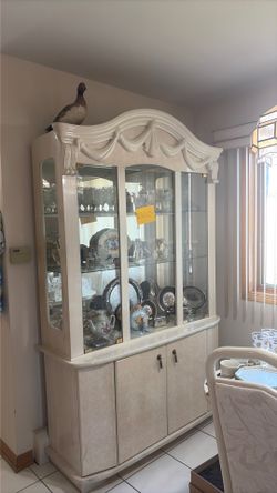 China cabinet n table