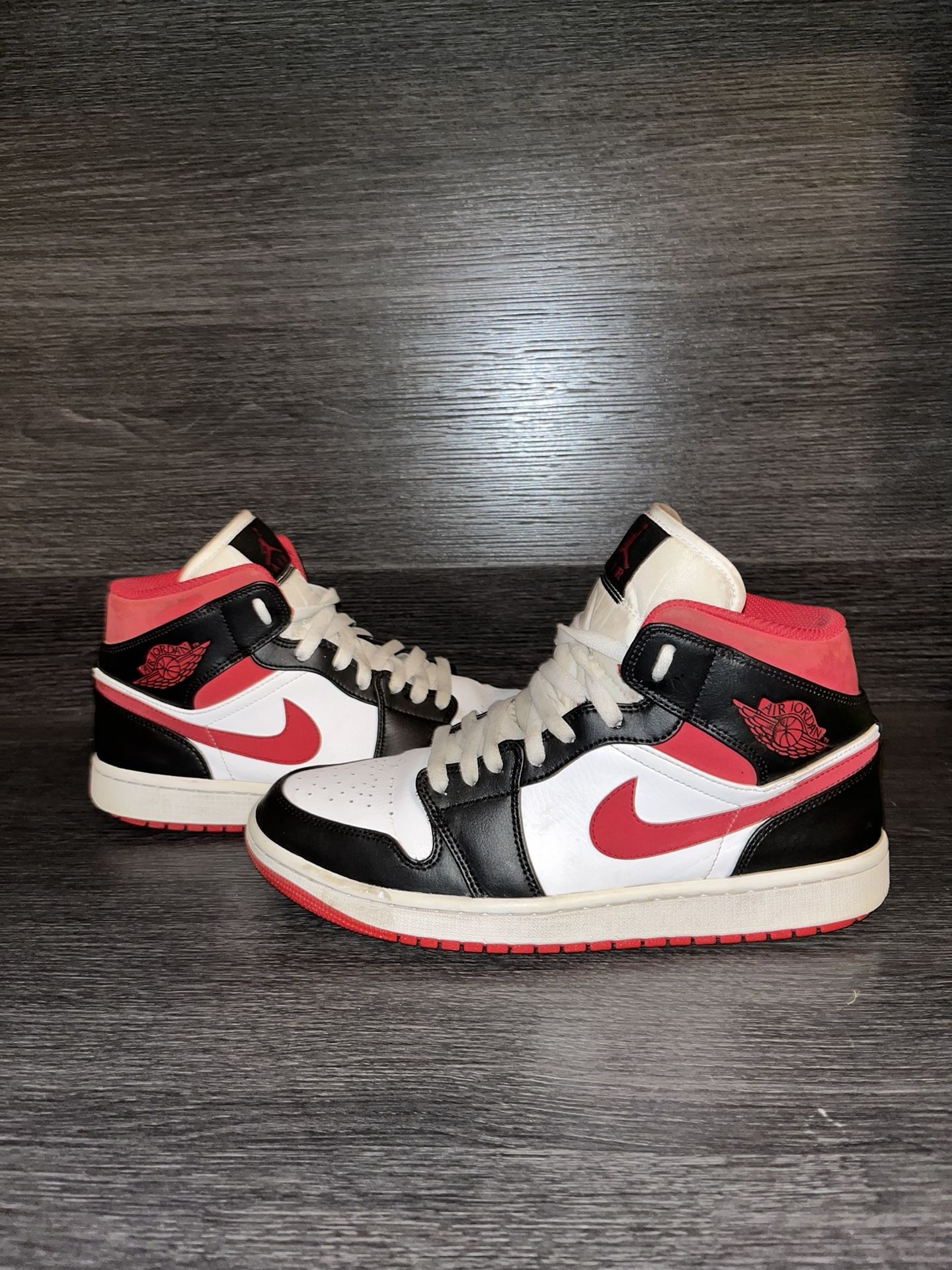 Jordan 1 Black Red - Great Condition- SPEED SHIP
