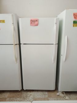 Kenmore refrigerator white ex large excellent . Warranty . Delivery available . 2203 Fowler st. Ft. Myers 33901