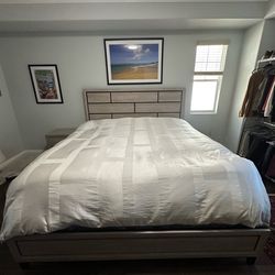 King Bedroom Set (3-Piece) – Modern Wood Finish – Excellent Condition