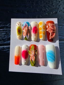 Size Medium maximalist press on nails