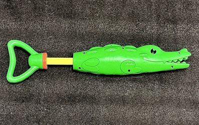 🐊 Kids Alligator/Crocodile Water Pump Squirt Blaster Toy (brand new)