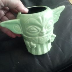 Geeki Tikis The Child Baby Yoda Force Pose Mug | Star Wars: The Mandalorian | 16 Ounces