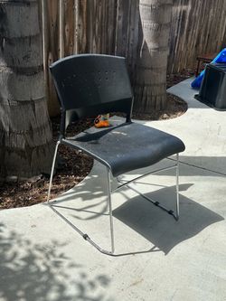 Black desk chair