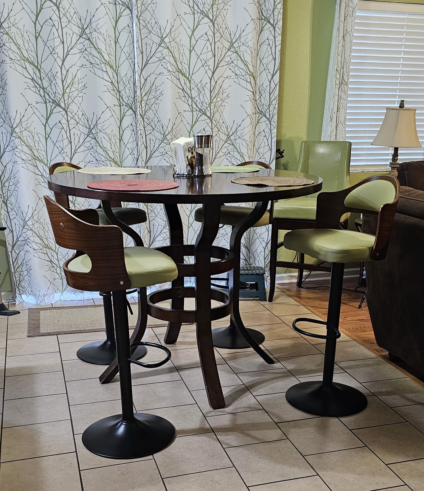 Round Dining Table with 4 Adjustable Bar Stools – Excellent Condition