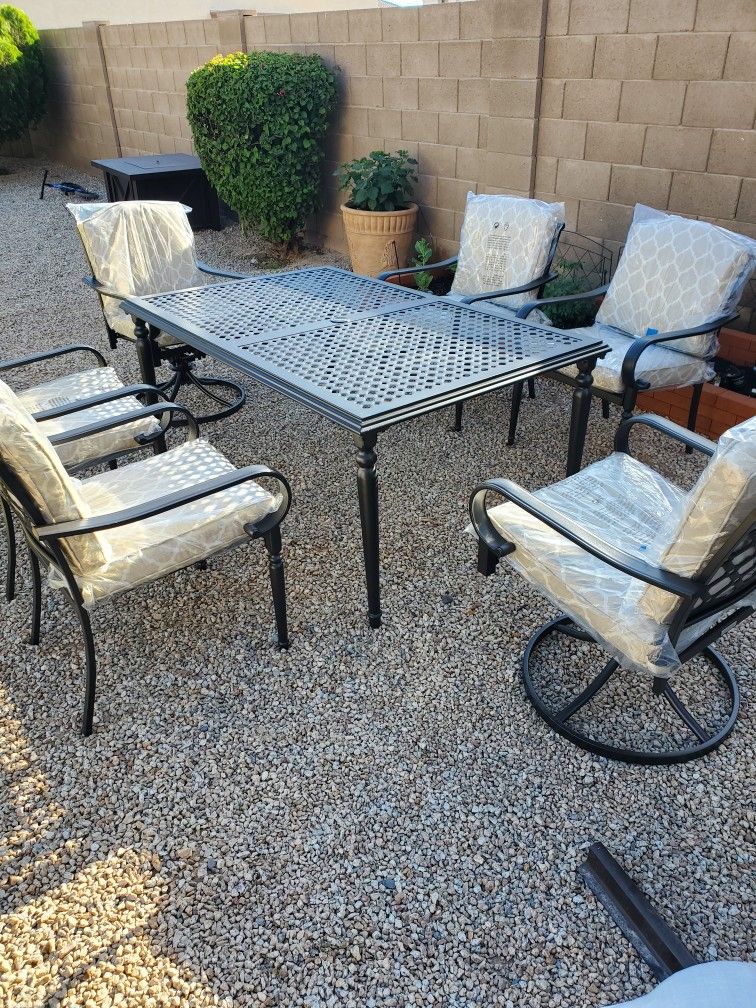 Patio Furniture / Laurel Oaks Patio Dining Set