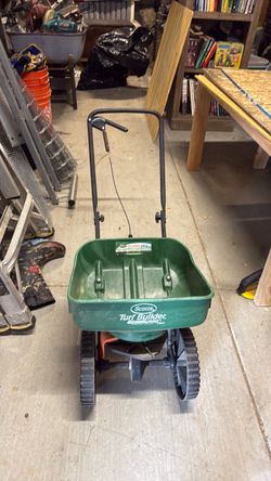 Scott’s mini turf builder