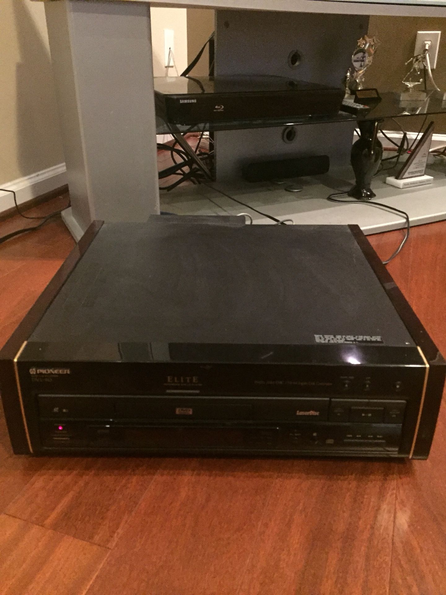 Pioneer dvl 90 elite laserdisc/ DVD player with more than 120 laserdisc movies