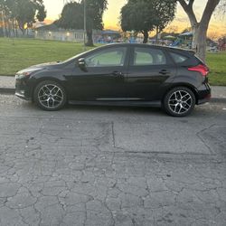 Ford Focus Se Hactback 2018 Titulo Limpio 142239 Millas Pasa Smog Automático Estéreo De Pantalla Con Cámara Y Sensores De Reversa Navegador Bluetooth 