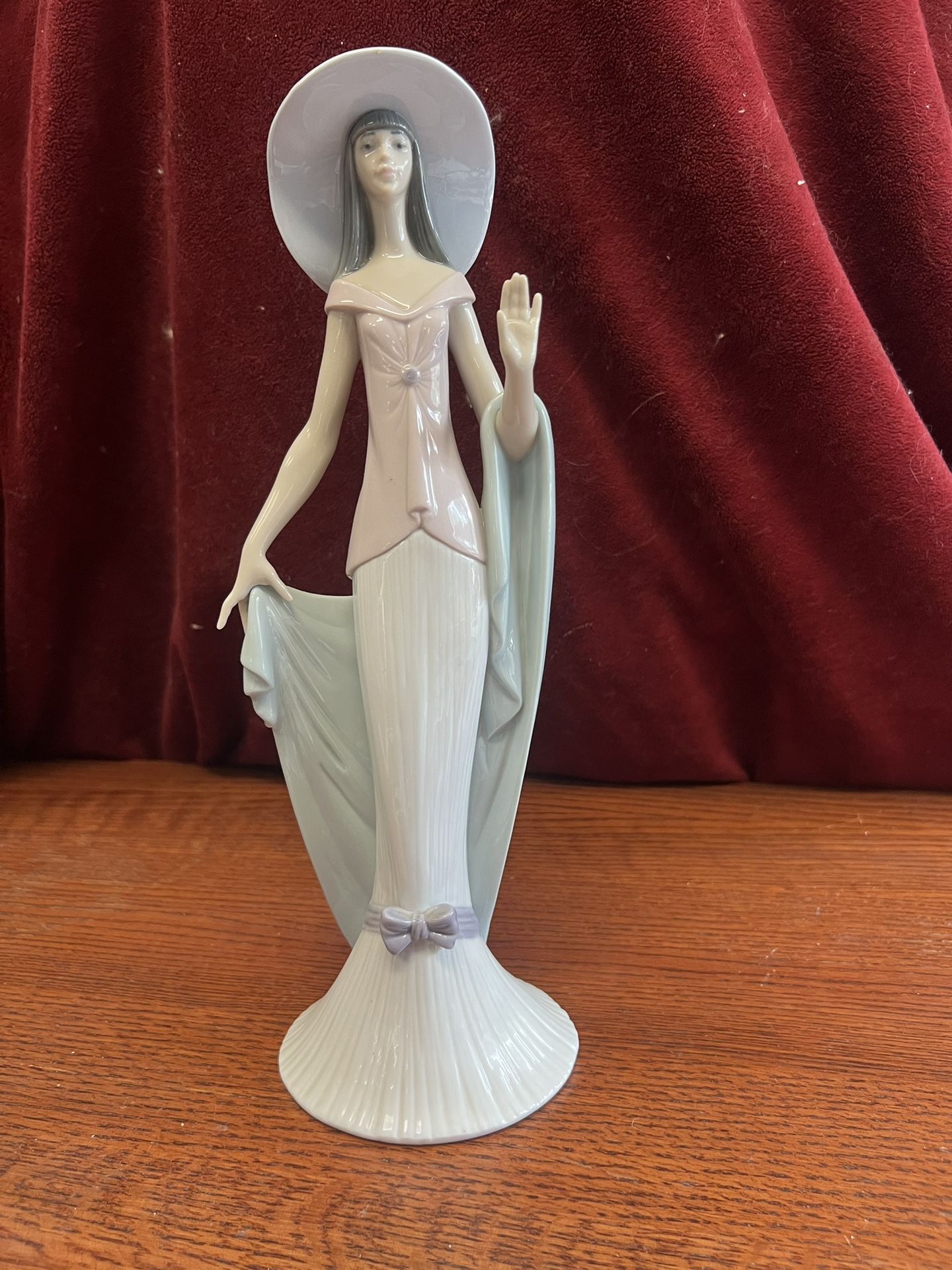 Lladro Lady Of Nice