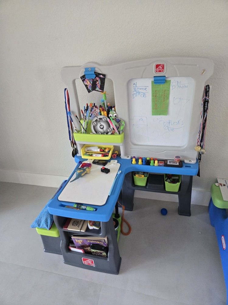 Step 2 Art Creations Desk With Easel