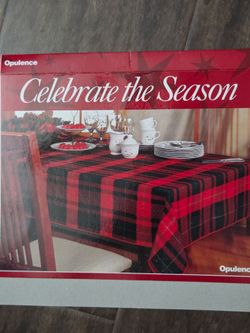 Holiday oval tablecloth napkin set