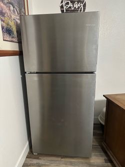 AMANA Refrigerator/Freezer - Fully functional!