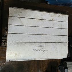 Pioneer GM-X552 4 channel car amplifier.