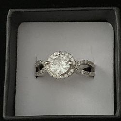 .925 Silver Ring W/ Clear Stones - Size 6