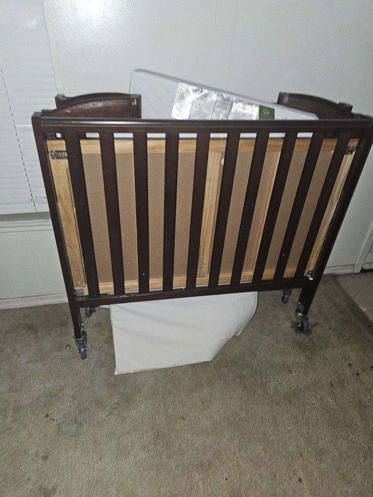 Fold Up Crib
