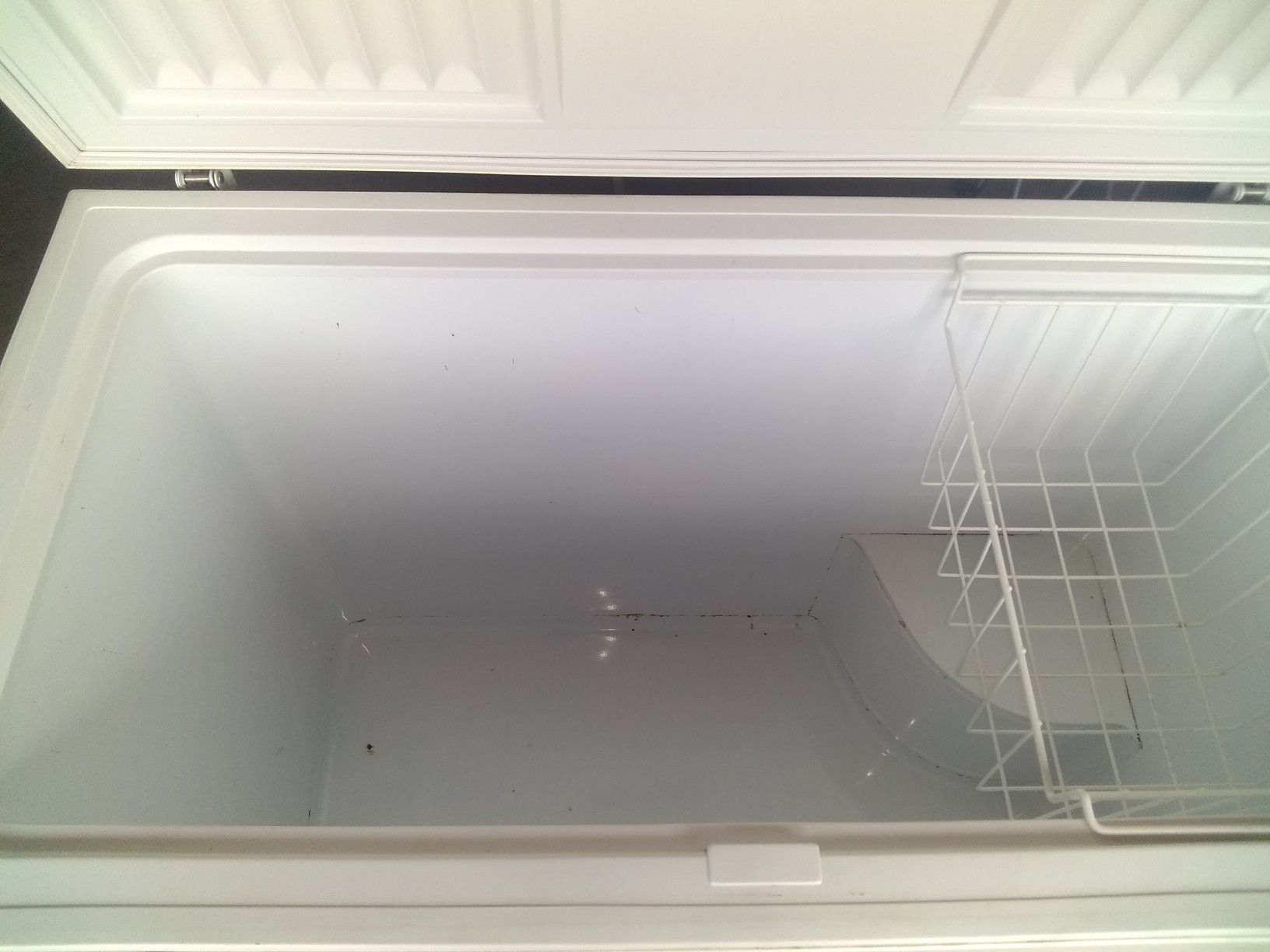 Estate Whirlpool Deep Freezer (Model TCF1010FW06 D6) for Sale in