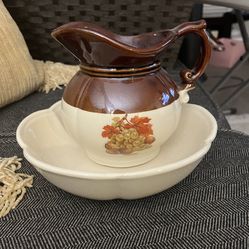 Pitcher and bowl. McCoy pottery .  Decoration. Kitchen living room / Bathroom  piece .