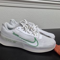 Nikes Womens 8.5 (New With Tags)