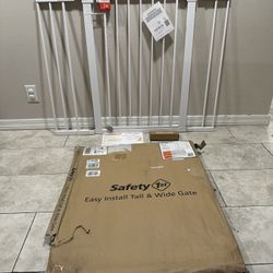 Extra Tall & Wide Safety Gate / Pet Gate - Fits Openings 29” - 47”