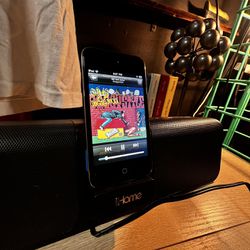 8gb iPod Touch With IHOME speaker And Dock
