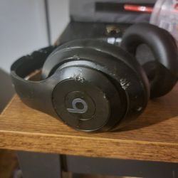 Beats Studio Pro (Chewed by dog) 