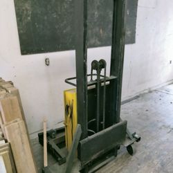 Semi-Electric Straddle Stackers

Stackers And Positioners

Semi-Electric Straddle Stackers

(Forklift)