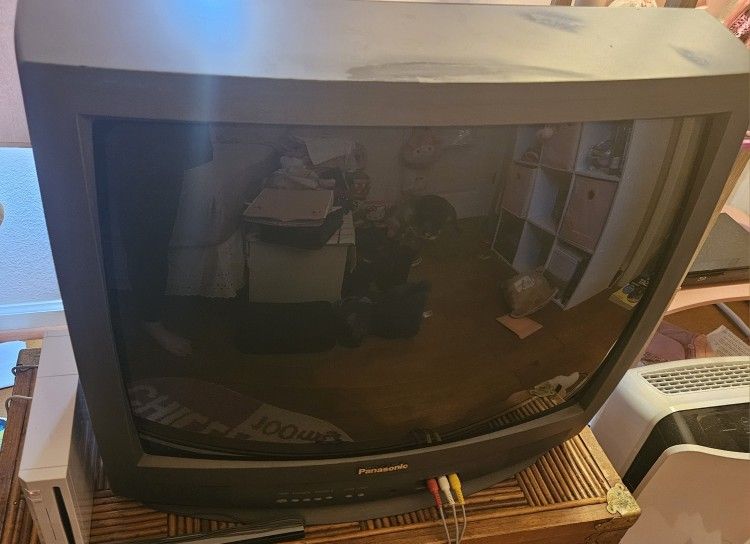 Panasonic CRT TV with remote and all wires included