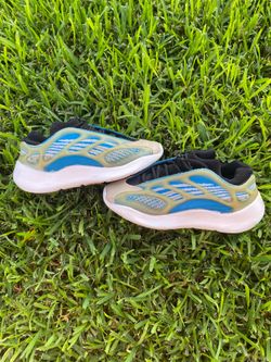 Yeezy 700 v2 arzareth