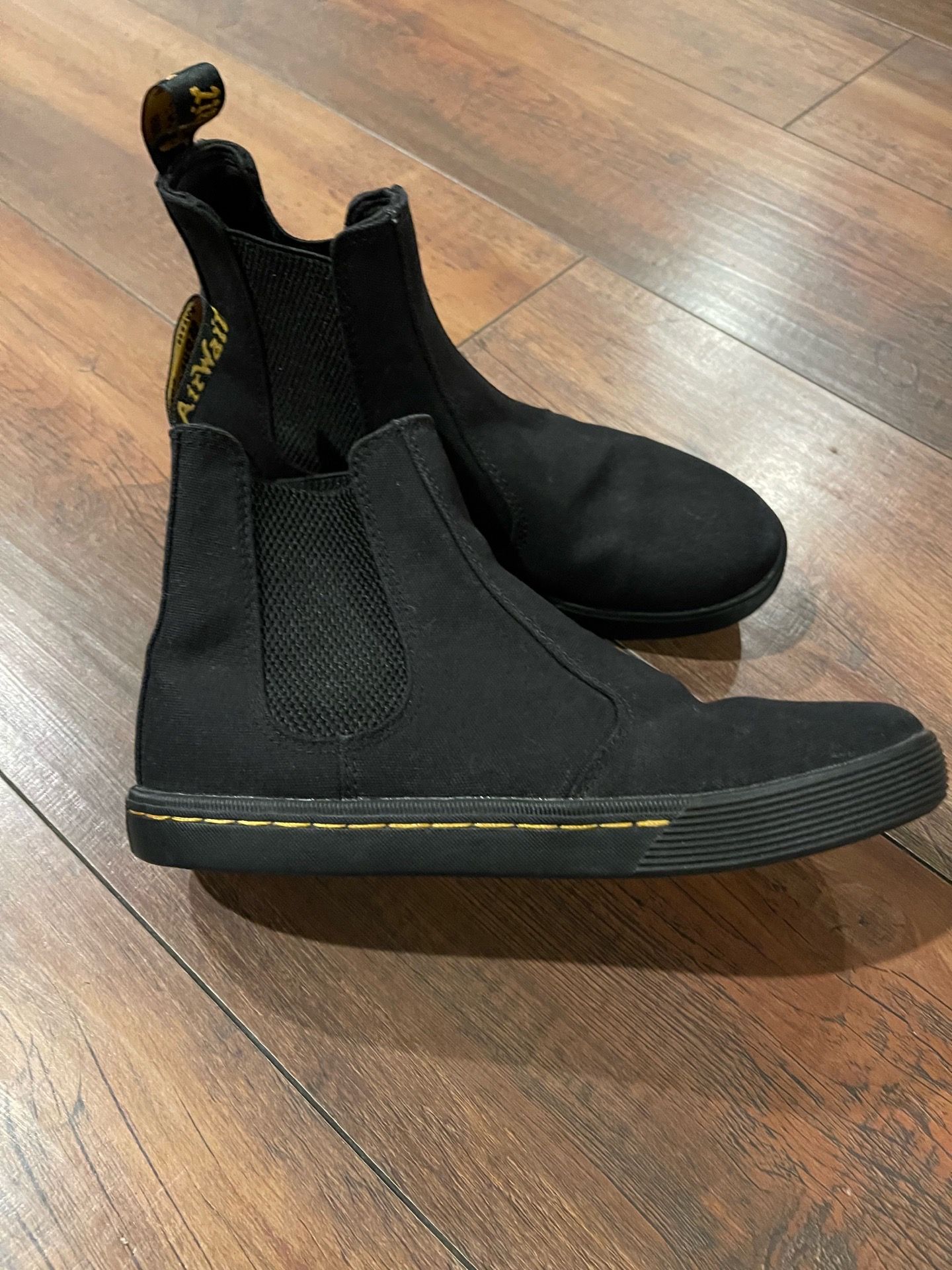 dr marten chelsea boots