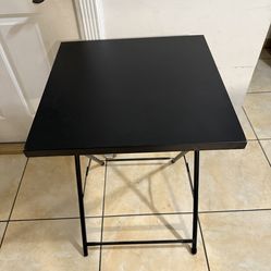 Mesita Negra Metálica plegable 20”X20” y de altura 28 pulgadas Black Metal Folding Table 20”X20” and 28 inches