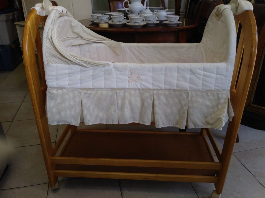 Eddie Bauer baby bassinet