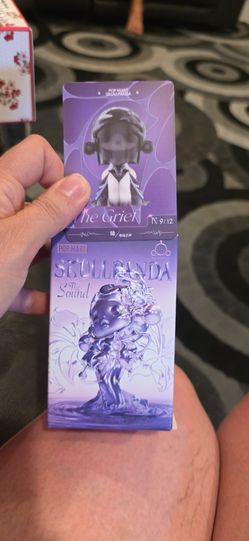 Skullpanda figurine