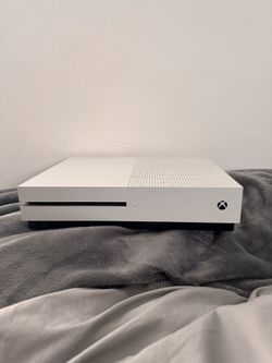 Xbox 1X (Comes With HDMI Cord)