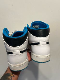 Jordan 1 Mid ‘Láser Blue”