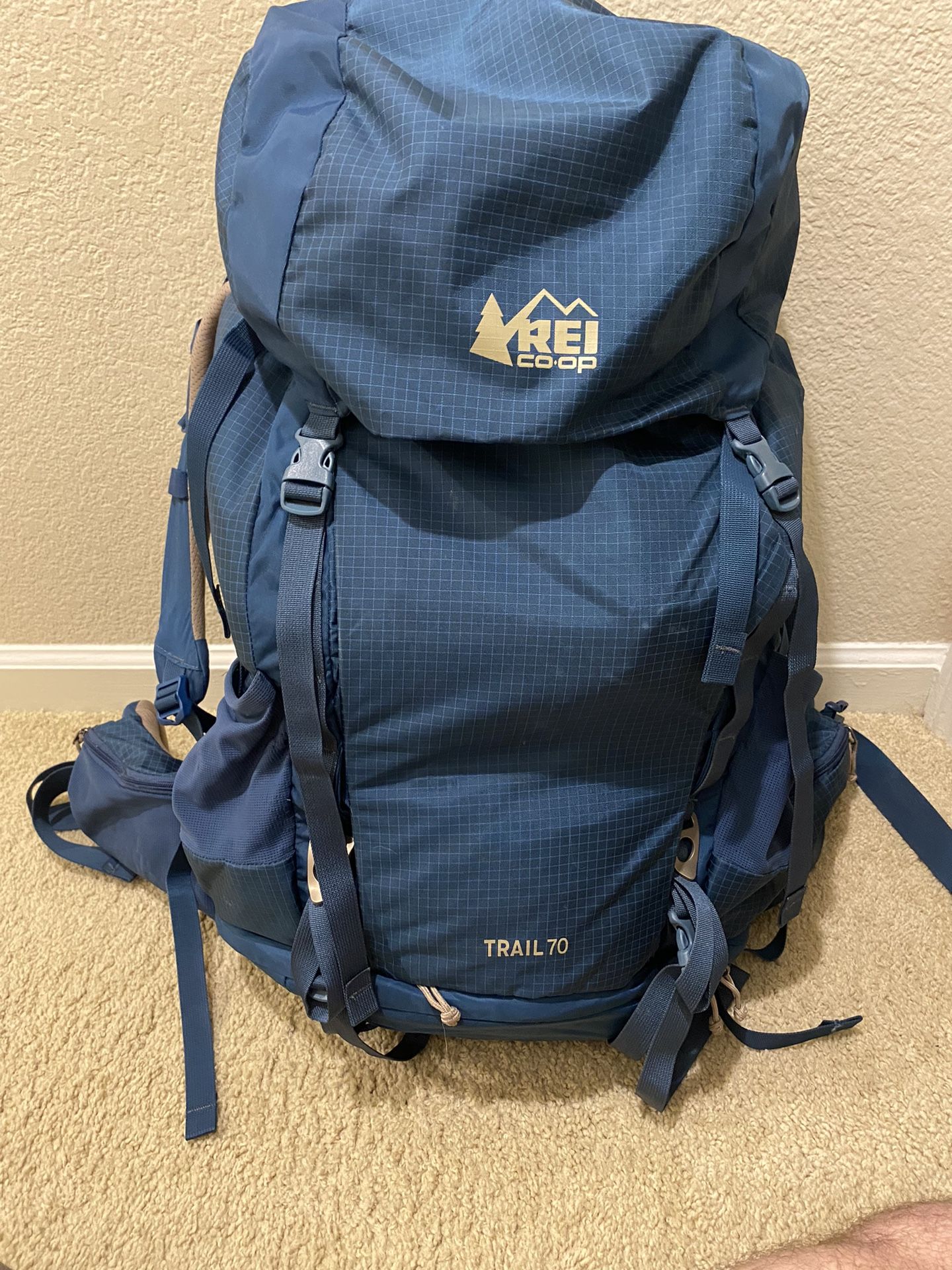 REI Trail 70 hiking backpack *Excellent Condition*