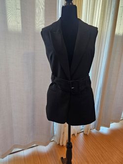 Exress long sleeveless blazer