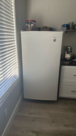 Whirlpool upright freezer **READ DESCRIPTION**
