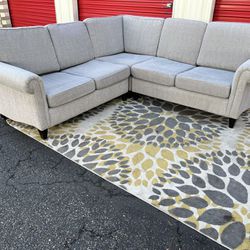 Sectional Couch!! Delivery Available 🚚!! Dimensions: 92” x 92” Length x 35” Height x 37” Depth