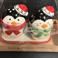 🧂🎄Christmas / Holiday Penguin Salt & Pepper Shakers (brand new)