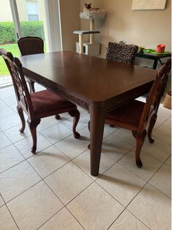 Rooms to Go dining room table- comes with leaf (chairs not included)