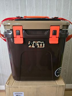 Yeti Roadie 24 v2 Cooler Wetlands Camo