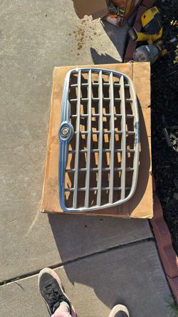 Chrysler (contact info removed)-2010 Grill OEM